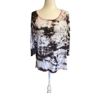 SNOSKINS Abstract Pullover Top In Medium EUC